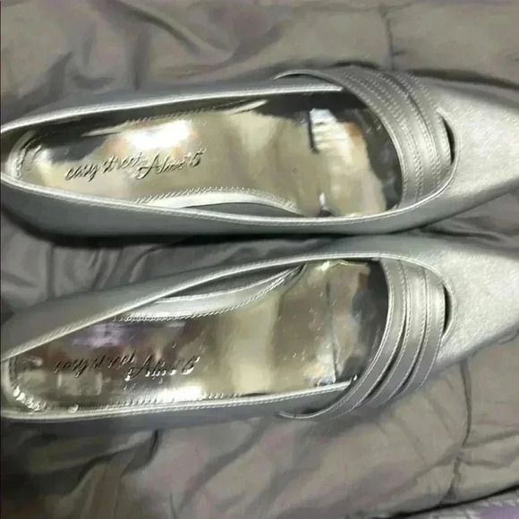Easy Street Alive 5 Kitten heels. Brand new- not worn - Picture 1 of 3